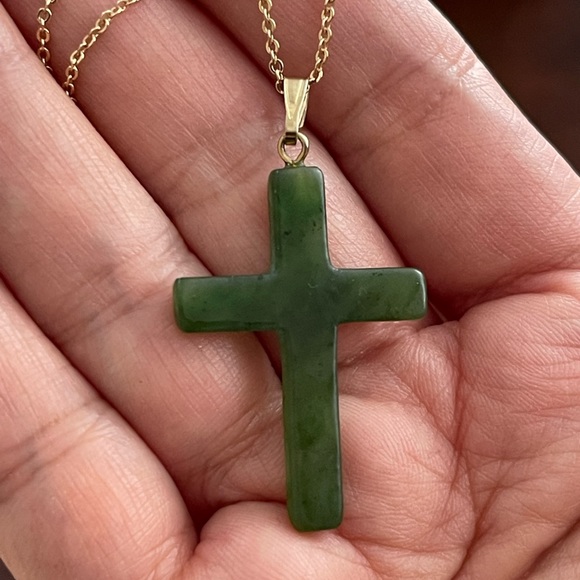 High quality hand carved nephrite jade cross gold tone pendant & chain - Picture 6 of 12